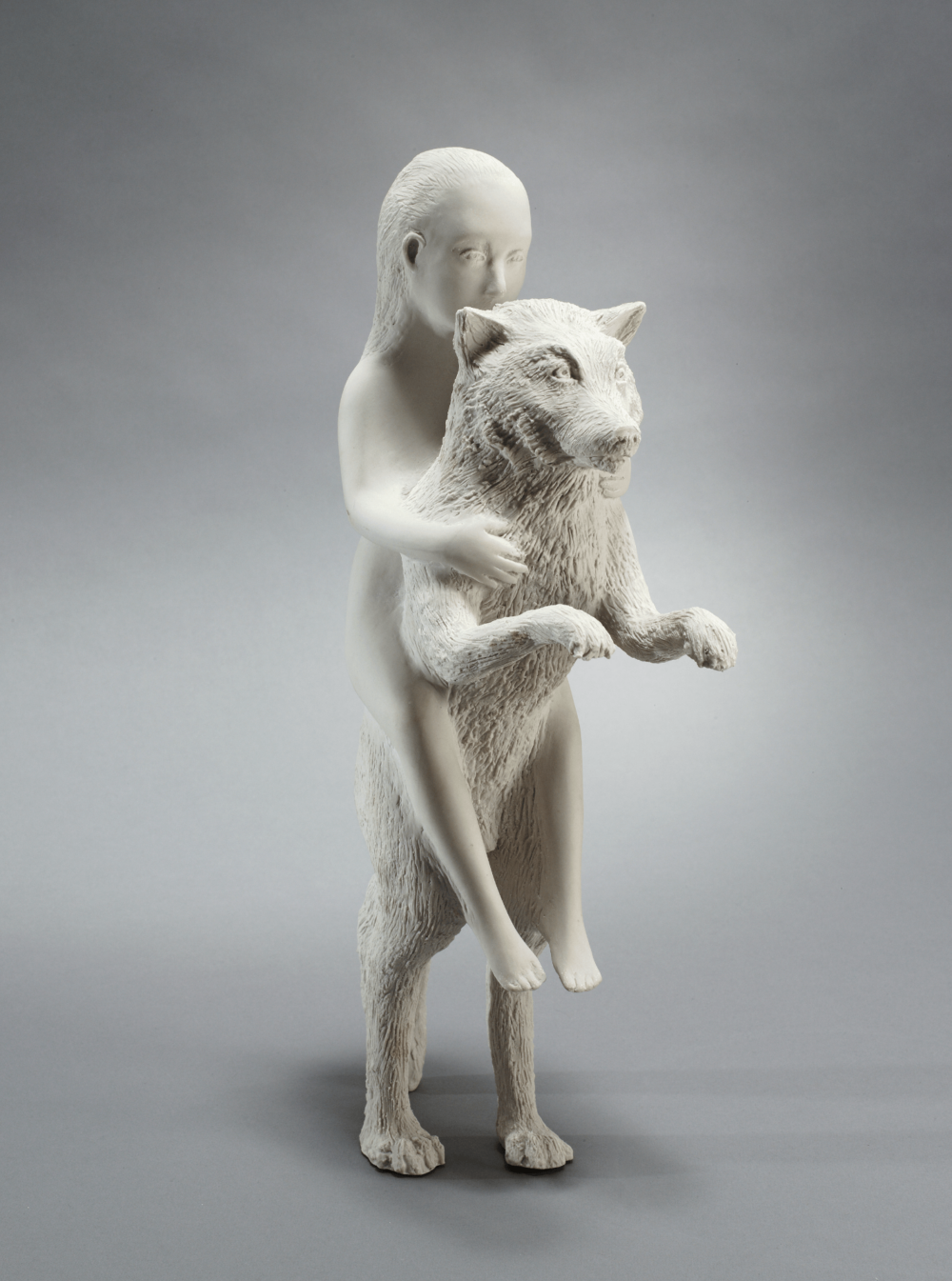 Kiki Smith: Woman with Wolf, Porzellanskulptur, 2003 © Pace Gallery